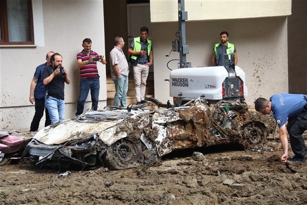 Rize'de araçların üzerinden 450 kamyon toprak kaldırıldı! 9