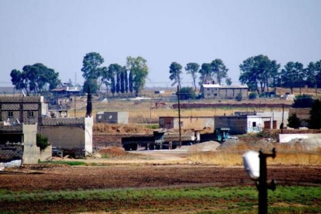 PKK/YPG’li teröristler sınırda hendek ve tünel kazıyor 3