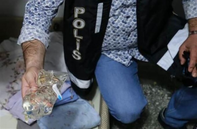Evini kaçak muayenehaneye, babasının evini ecza deposuna çevirmiş 18