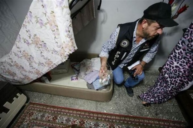 Evini kaçak muayenehaneye, babasının evini ecza deposuna çevirmiş 3