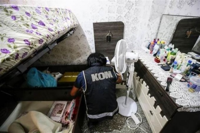 Evini kaçak muayenehaneye, babasının evini ecza deposuna çevirmiş 7