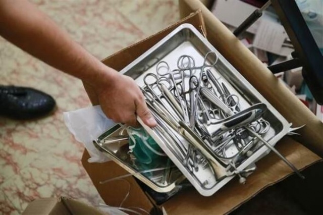 Evini kaçak muayenehaneye, babasının evini ecza deposuna çevirmiş 6