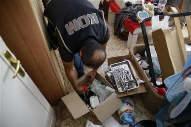 Evini kaçak muayenehaneye, babasının evini ecza deposuna çevirmiş 11