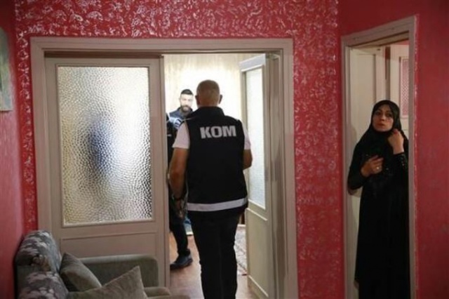 Evini kaçak muayenehaneye, babasının evini ecza deposuna çevirmiş 4