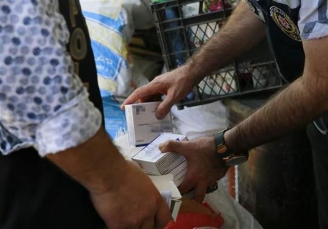 Evini kaçak muayenehaneye, babasının evini ecza deposuna çevirmiş 17