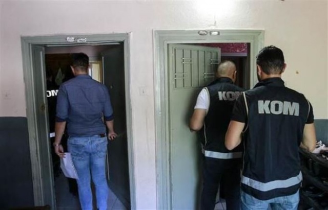 Evini kaçak muayenehaneye, babasının evini ecza deposuna çevirmiş 9