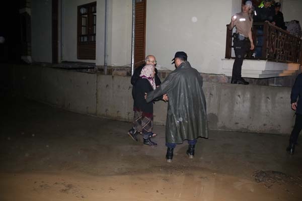 Rize'de apartman tahliye edildi 3