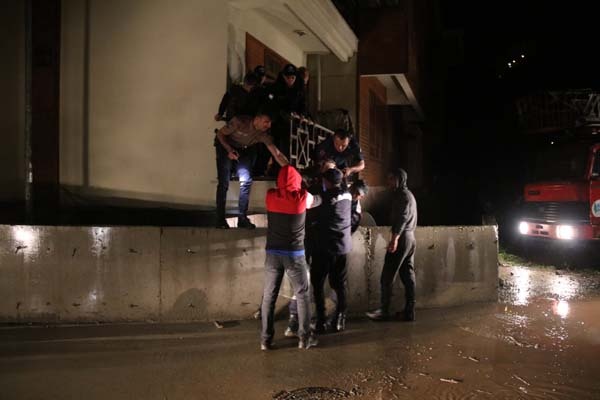 Rize'de apartman tahliye edildi 9