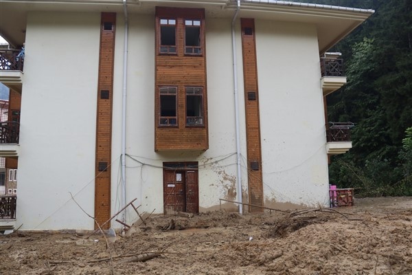 Rize'de yaşanan afetin boyutları gün ağırınca ortaya çıktı. 9