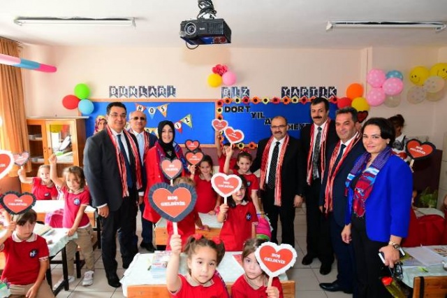 Trabzon'da ders zilini Vali Ustaoğlu ve Bahar Ayvazoğlu çaldı 4