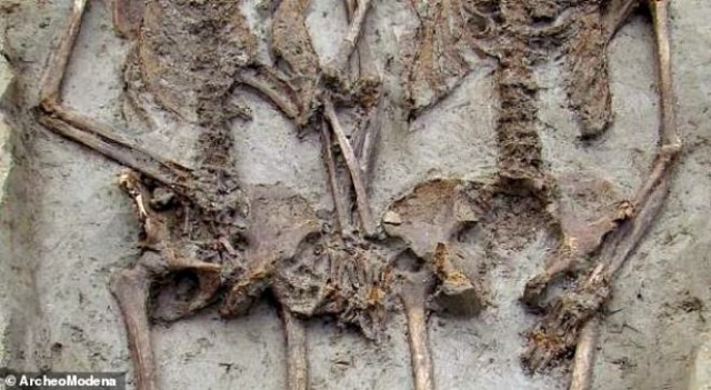 El ele tutuşmuş halde bulunmuşlardı! İskeletlerin sırrı ortaya çıktı 5