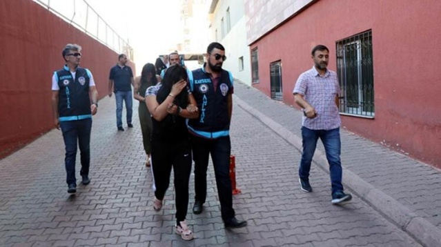 Fuhuş yapılan evlerin etrafına gözcü koyup komisyon vermişler 5