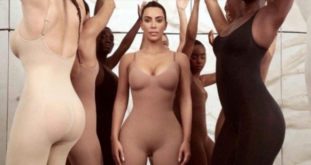 Kim Kardashian’ın kötü gecesi! korsesini çıkaramayınca altına kaçırdı 2
