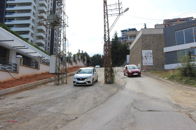 Sürücüler hangi taraftan geçeceğini şaşırıyor 2