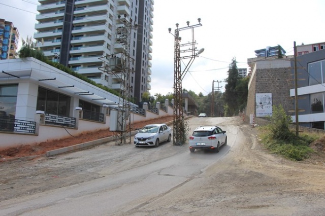 Sürücüler hangi taraftan geçeceğini şaşırıyor 4