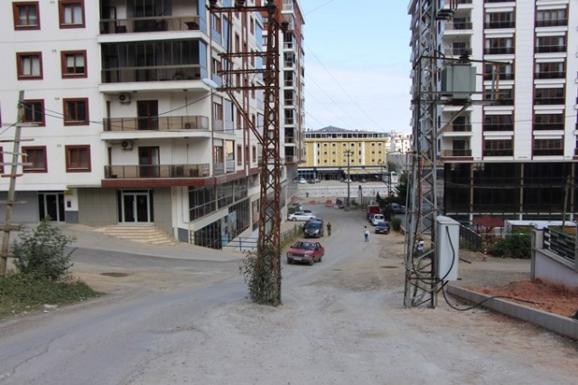 Sürücüler hangi taraftan geçeceğini şaşırıyor 11