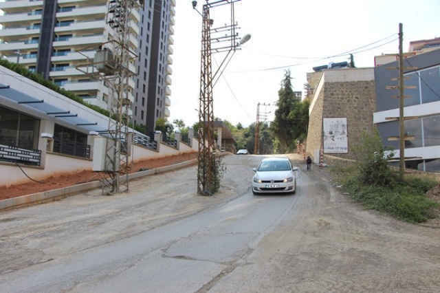 Sürücüler hangi taraftan geçeceğini şaşırıyor 9