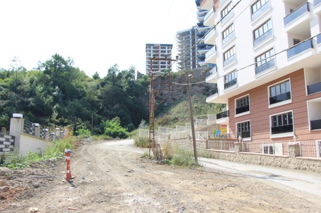 Sürücüler hangi taraftan geçeceğini şaşırıyor 7