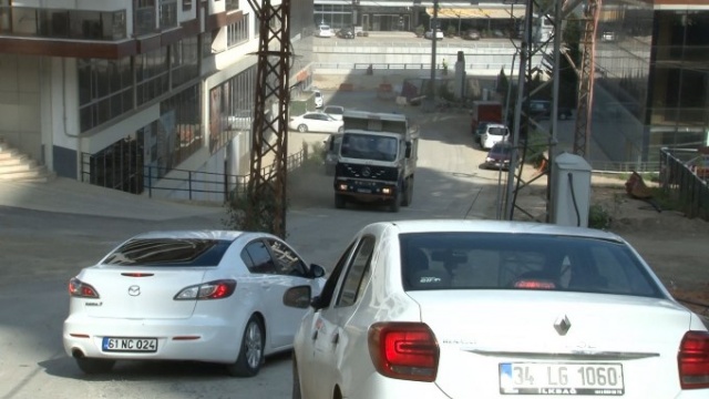 Sürücüler hangi taraftan geçeceğini şaşırıyor 3