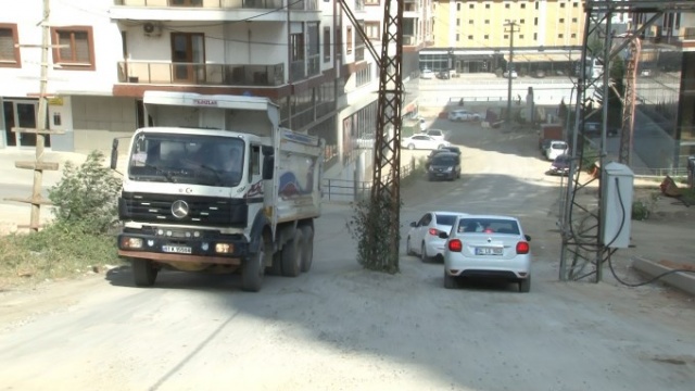 Sürücüler hangi taraftan geçeceğini şaşırıyor 8