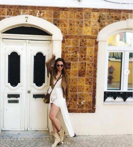 Kendisinden 10 yaş küçük sevgilisiyle evlendi 5