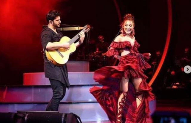 Kendisinden 10 yaş küçük sevgilisiyle evlendi 4