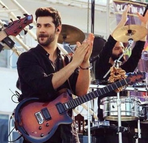 Kendisinden 10 yaş küçük sevgilisiyle evlendi 8