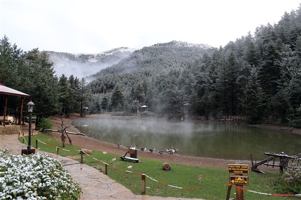 Limni Gölüne sezonun ilk karı yağdı 16