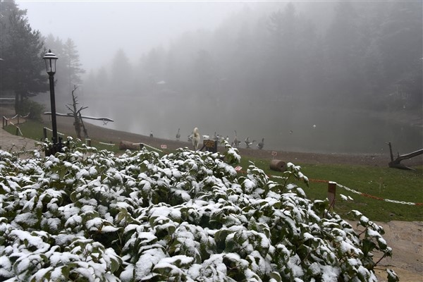 Limni Gölüne sezonun ilk karı yağdı 8