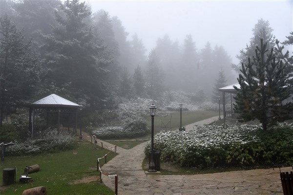 Limni Gölüne sezonun ilk karı yağdı 11