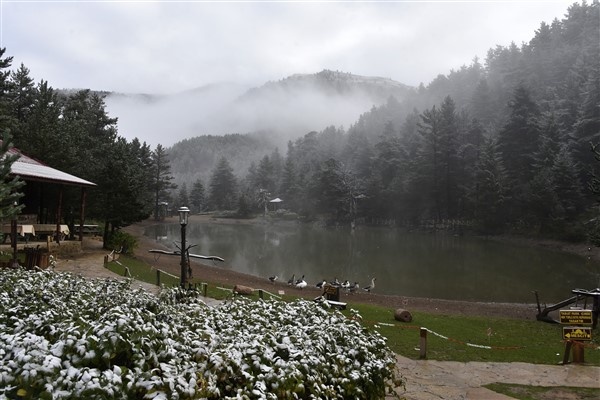 Limni Gölüne sezonun ilk karı yağdı 18