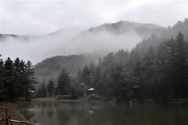 Limni Gölüne sezonun ilk karı yağdı 2