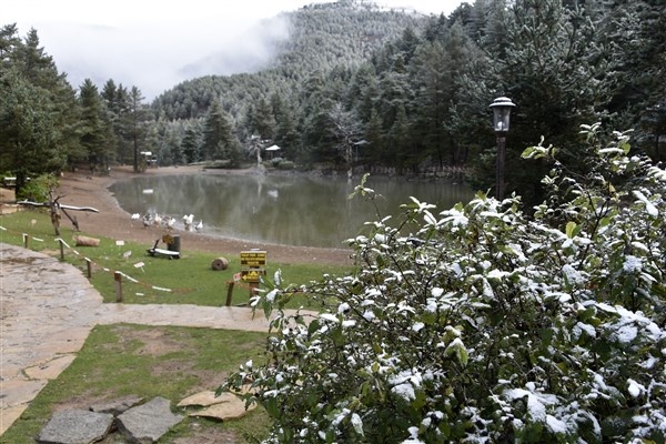 Limni Gölüne sezonun ilk karı yağdı 15