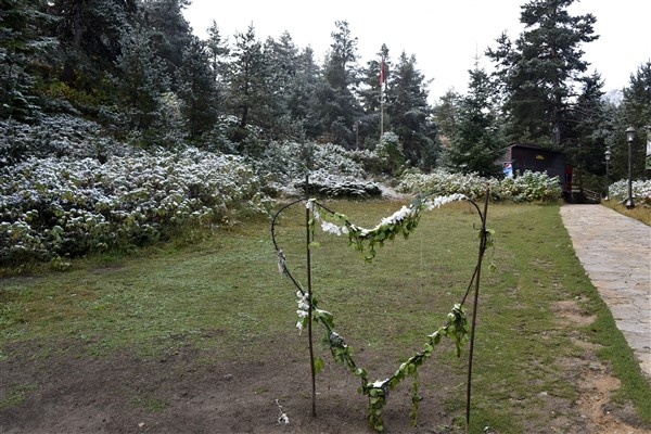 Limni Gölüne sezonun ilk karı yağdı 13