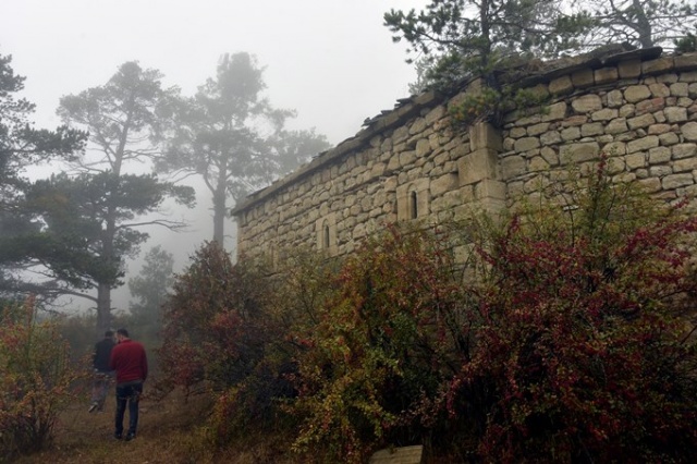Tarihi kilisenin çatısında dikkat çeken görüntü 9