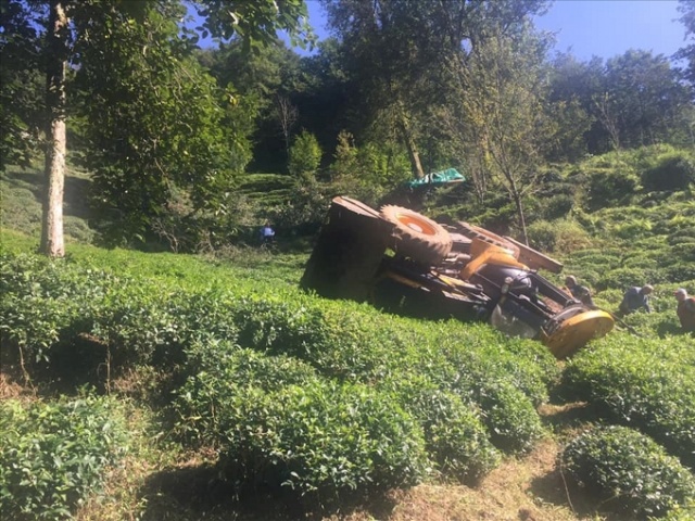 Rize iş makinesi uçuruma yuvarlandı 1