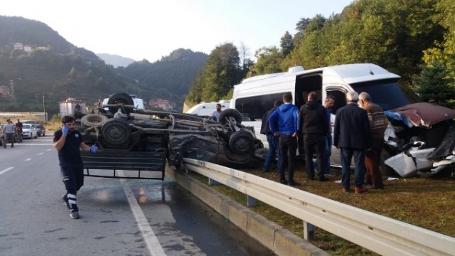 Trabzon'da öğrenci servisi pikap ile çarpıştı: 2 yaralı 2