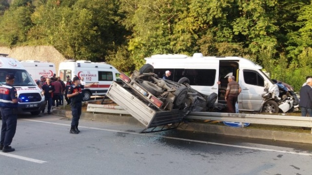 Trabzon'da öğrenci servisi pikap ile çarpıştı: 2 yaralı 6