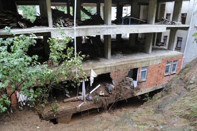 Artvin'deki selde faciadan dönüldü 4