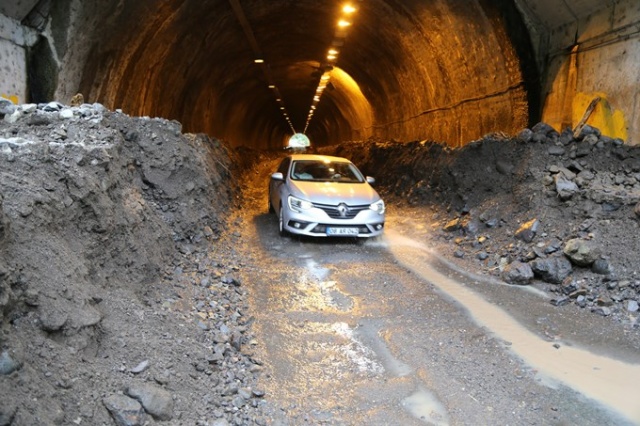 Borçka’da taşan dere tüneli kapattı 7