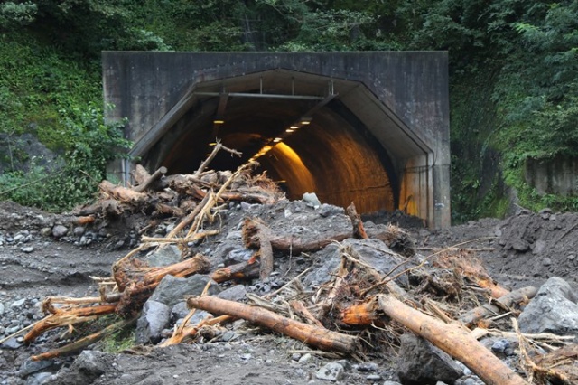 Borçka’da taşan dere tüneli kapattı 10