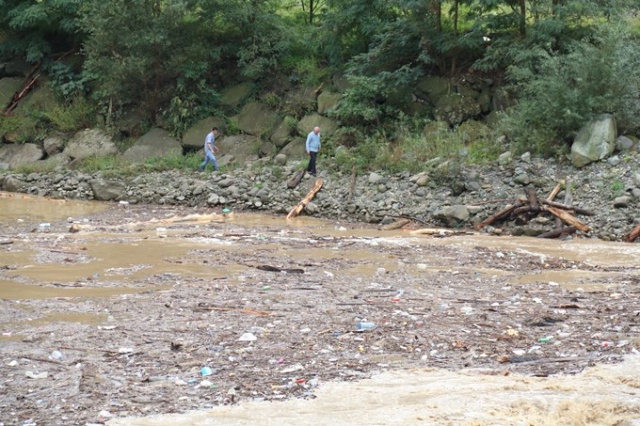 Borçka’da taşan dere tüneli kapattı 9