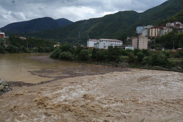 Borçka’da taşan dere tüneli kapattı 4