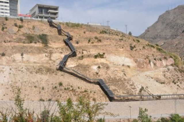 Yurda 550 basamaklı merdivenle çıkıyorlar 4