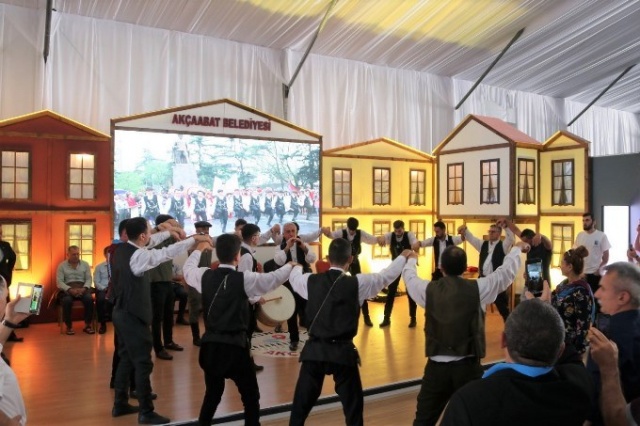 İstanbul’daki Trabzon tanıtım günlerinde Akçaabat Belediyesi'nin standına yoğun ilgi. 3