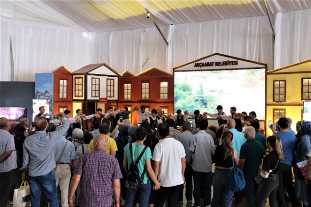 İstanbul’daki Trabzon tanıtım günlerinde Akçaabat Belediyesi'nin standına yoğun ilgi. 4