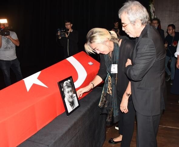 Tarık Ünlüoğlu'nun cenazesinde büyük ayıp 3