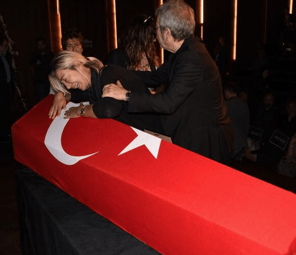 Tarık Ünlüoğlu'nun cenazesinde büyük ayıp 8