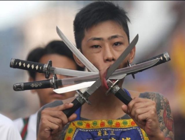 Bıçak, tabanca ne bulurlarsa yüzlerini deldiler 12