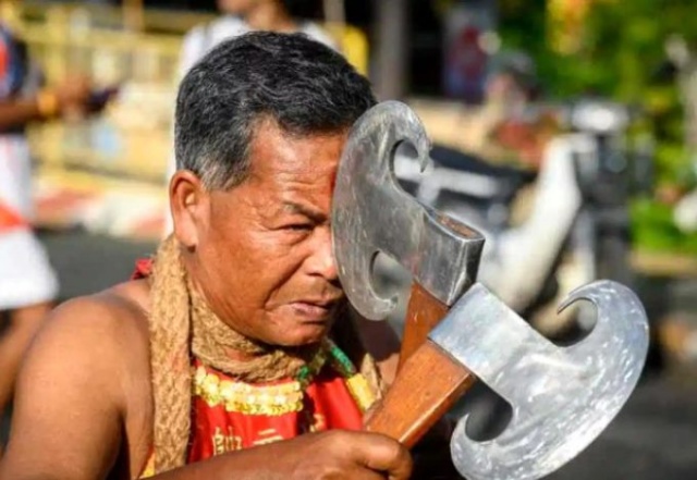 Bıçak, tabanca ne bulurlarsa yüzlerini deldiler 4